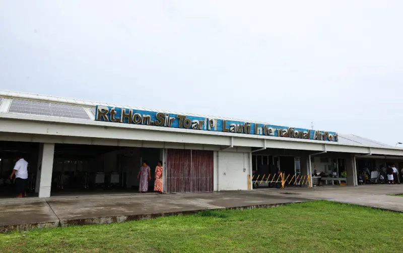 ▲吐瓦魯機場相當小、使用率極低，甚至會成為民眾的運動場。（圖／隨行媒體攝）