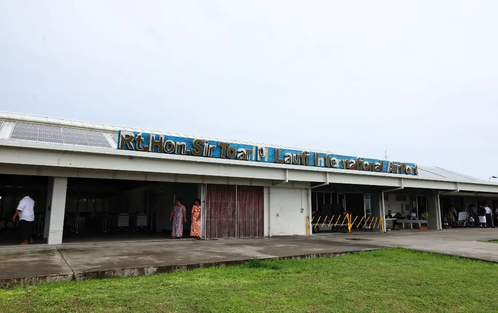 ▲吐瓦魯機場相當小、使用率極低，甚至會成為民眾的運動場。（圖／隨行媒體攝）