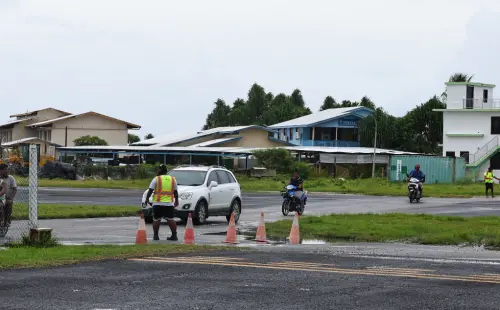 (圖/隨行媒體攝) ▲吐瓦魯機場跑道小,前往使必須換成小飛機。(圖/隨行媒體攝)