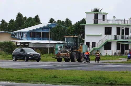▲吐瓦魯機場跑道小,前往時必須換成小飛機。(圖/隨行媒體攝) ▲吐瓦魯機場跑道小,前往時必須換成小飛機。(圖/隨行媒體攝)