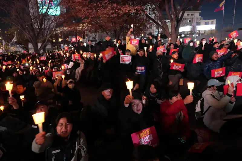 ▲韓國總統尹錫悅於3日宣布戒嚴，震驚國際並在韓國政壇引發大規模動盪。然而，北韓對此事始終保持沉默，時隔一週後官媒朝中社才於今（11）日首度報導此事。圖為民眾手持燭光要尹錫悅下台。（圖／美聯社／達志影像）