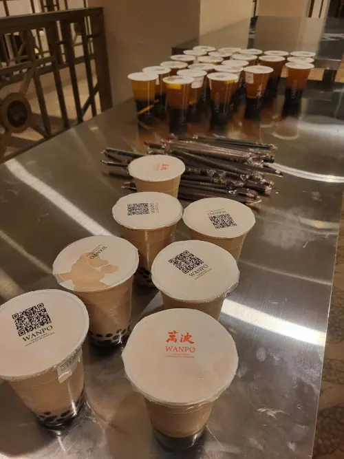 僑胞特別送訪團珍奶。(圖/記者陳佩君攝,2024.12.04) ▲僑胞特別送訪團珍奶。(圖/記者陳佩君攝,2024.12.04)