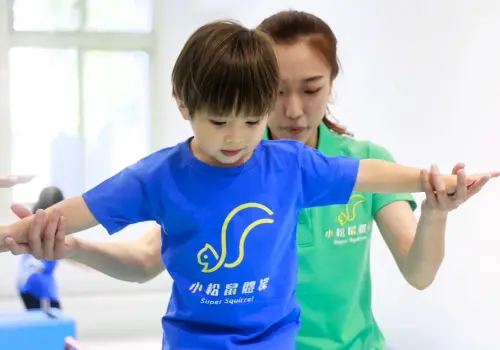 體操被譽為「運動之母」,能夠增強大肌肉力量,提升身體協調性,並為其他運動奠定基礎。(圖/小松鼠體操提供) ▲超越自我,而非競爭、比較,才能讓幼童體驗運動的快樂。(圖/小松鼠體操提供)