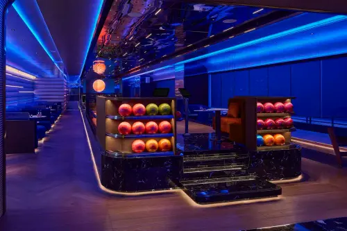 ▲滾BAR的設計靈魂來自知名的究方社設計師方序中，數位視覺則由叁式設計打造，燈光設計則由瓦豆主導。（圖／台中勤美洲際提供）