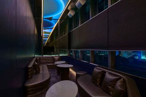 ▲滾BAR的VIP 包廂設有高端影音設備，且將天花板設計如同星空般閃爍，營造出如置身宇宙的派對氛圍。（圖／台中勤美洲際提供）