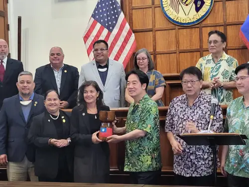 ▲泰拉耶送木雕給賴清德，上面印有中華民國旗幟。（圖／記者陳佩君攝，2024.12.05)