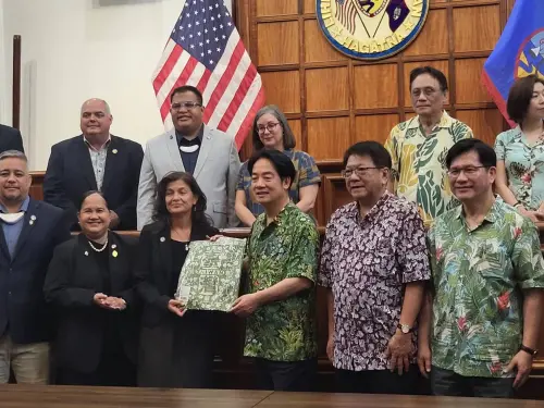 ▲賴清德送帆布袋給議長。（圖／記者陳佩君攝，2024.12.05）