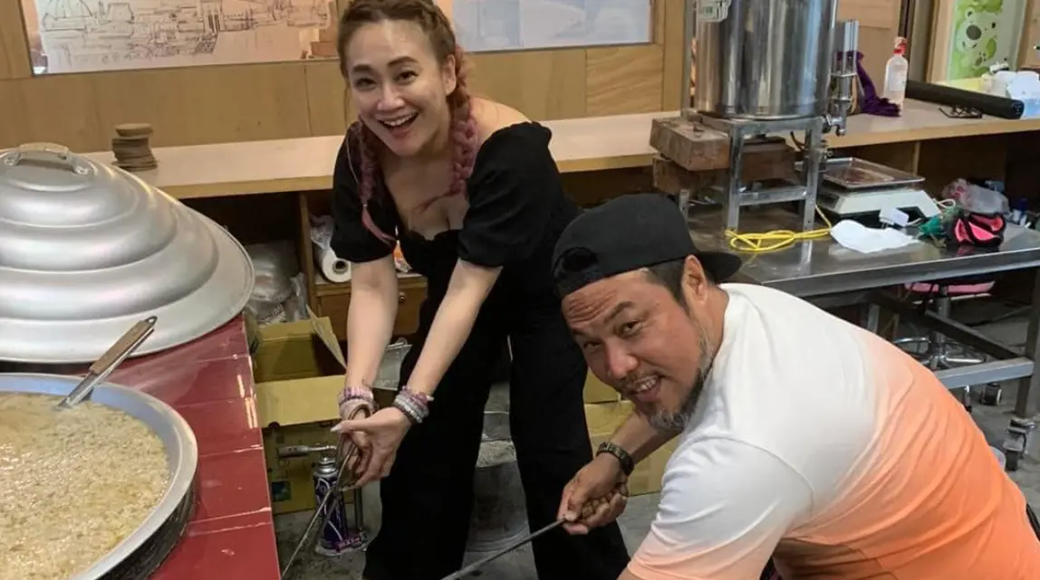 ▲陳致遠（右）和林秀琴（左）本來在自己投資的餐廳工作，但如今爆出「打假卡」爭議，被大老闆比對監視器抓包，疑似遭餐廳開除，但經紀人稍早回應《NOWnews今日新聞》，陳致遠沒有離開餐廳。（圖／陳致遠臉書）