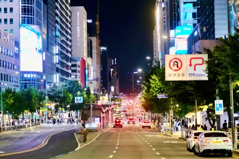 ▲韓國經歷戒嚴、解嚴後經過1日，仍有部分國人對於前往韓國旅遊可以有疑慮，但多數旅行社業者都表示，前往韓國的旅行團目前皆沒有受到影響，可樂旅遊甚至觀察到明年第一季已銷售超過8成，Klook甚至發現韓國戒嚴令宣布當晚，韓國商品客服詢問量提升15%。（圖／記者葉盛耀攝）