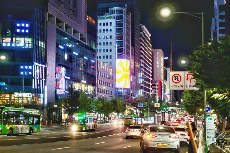 ▲韓國政府將延長了電子旅行授權系統（K-ETA）的臨時豁免期限至2025年底，赴韓旅遊只要填寫入境卡即可通關，而已申請韓國自動通關S.E.S與K-ETA仍在效期內者，則免填入境卡。（圖／記者葉盛耀攝）