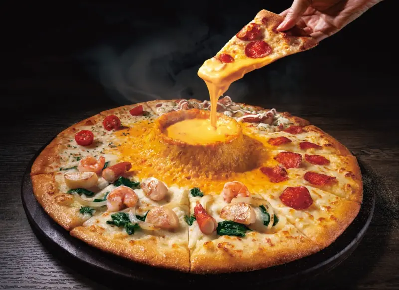 ▲台灣兩大披薩龍頭競爭白熱化！達美樂今宣布「正式提告」必勝客，不滿火山披薩被抄襲，將「每週推出讓消費者耳目一新的火山披薩」，強調「法律上的問題也委由專業法律團隊採取法律行動。」（圖／達美樂提供）