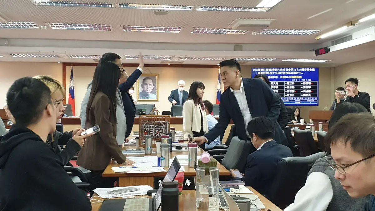 ▲綠委不滿徐欣瑩給立委的發言時間過短，紛紛抗議。（圖／何哲欣攝，2024.12.05）