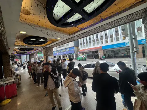 ▲《職業棒球》12月號今日於實體通路正式上架,引發球迷搶購風潮。 ▲《職業棒球》12月號今日於實體通路正式上架,引發搶購風潮,有球迷赴中午營業書店來排隊碰運氣。(圖/讀者提供)
