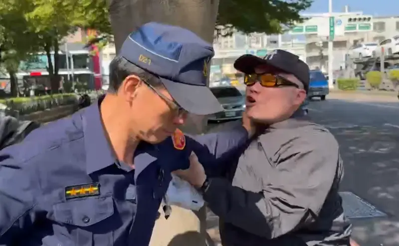 ▲警方將鄭男拉走。(圖/讀者提供)