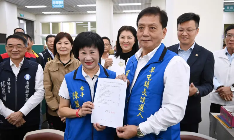 ▲南投縣議員簡賜勝和妻子陳麗華，在南投縣長許淑華、市長張嘉哲等人陪同前往草屯鎮公所，完成鎮長補選登記。（圖／記者顏幸如攝，2024.12.05）