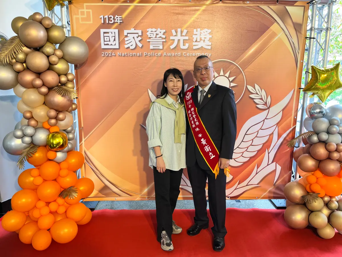 ▲中警婦幼隊黃衛立深耕家暴防治14年 獲「警界奧斯卡」殊榮，偕愛妻出席警光獎頒獎典禮。（圖/記者鄧力軍翻攝）