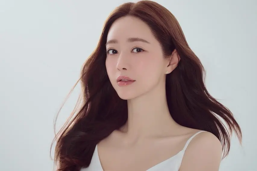 ▲洪秀兒為了克服容貌焦慮跑去整形，成果竟長得像范冰冰。（圖／洪秀兒IG）