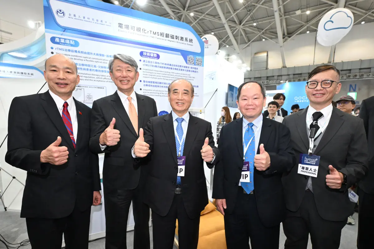 ▲「2024醫療科技展」今（5）日開幕，經濟部產業技術司科專成果主題館展示金屬中心開發的「電場可視化rTMS經顱磁刺激系統」，具備大幅度縮短療程時間從45分鐘降至10分鐘；以及整合光學定位系統後，使治療效果從原先40%提升至80%。（圖／經濟部提供）