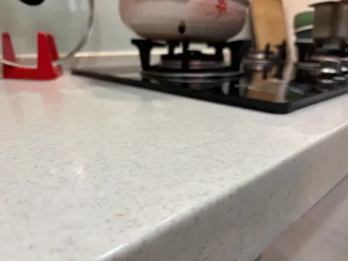 ▲石英石檯面表面硬度高，耐刮耐用，不容易吃色。（圖／記者徐銘穗攝）