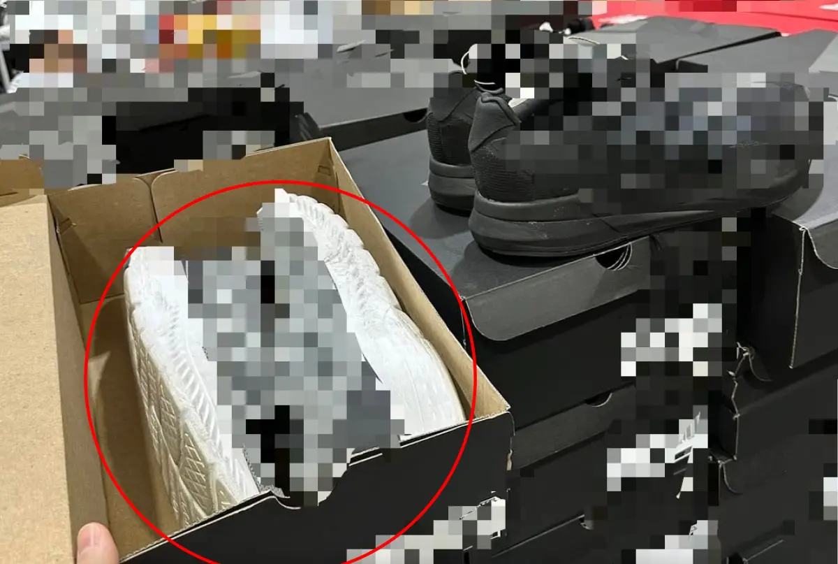 ▲有網友到好市多某分店買鞋時，竟發現架上鞋盒內的鞋款與外盒不符，且鞋底磨損嚴重，還散發出陣陣臭味。（圖／翻攝自臉書社團「Costco好市多 商品經驗老實說」）