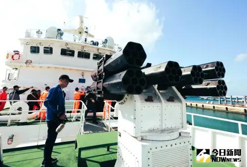 ▲連江艦搭載中科院所開發鎮海火箭彈武器系統、20 機砲遙控槍塔及射程達 120 米之高壓水砲，能有效及提升執行澎湖海域各項救生救難、護漁及查緝走私偷渡等任務。（圖／記者張茂雄攝，2024.12.05）