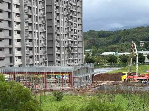 ▲壽司郎將在淡水輕軌「淡水行政中心」站旁蓋新餐廳，目前餐廳已用鋼骨搭建出初步型態。（圖／記者徐銘穗攝）