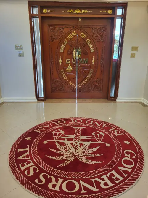 ▲官邸大門寫著關島。（圖／記者陳佩君攝，2024.12.05)