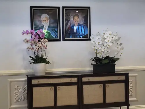 ▲大門附近有古蕾露與第一先生照片，下面則是賴清德所送的蘭花。（圖／記者陳佩君攝，2024.12.05)