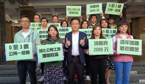 南投縣議員捉對廝殺!草屯鎮長補選 簡賜勝、蔡銘軒先後登記 ▲蔡銘軒由黨內公職人員陪同登記,提出建設草屯成福利大鎮的政見。(圖/蔡銘軒提供,2024.12.05)