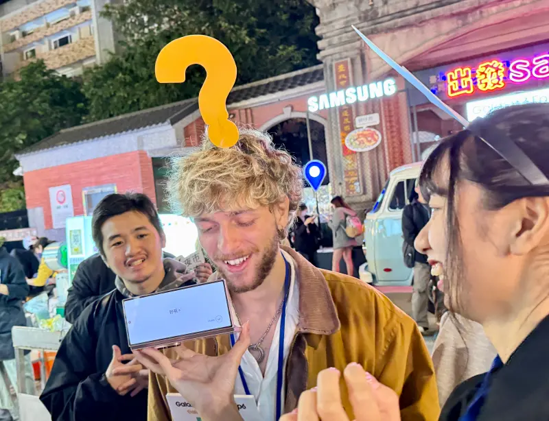 ▲三星「出發Say夜市」活動可以使用三星摺疊機,體驗和外國人雙向暢談無阻的感覺。(圖/記者周淑萍攝)
