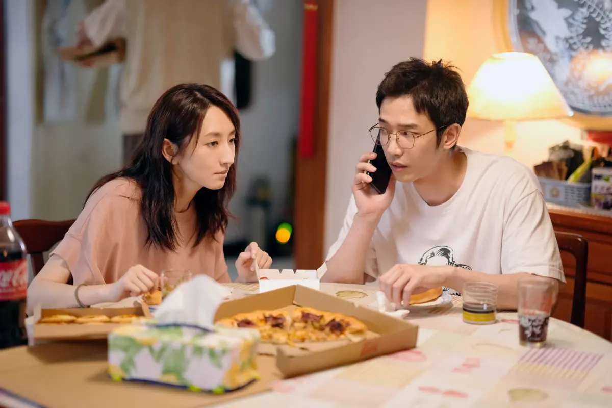 ▲劉以豪（右）在《童話故事下集》中飾演媽寶男，柯佳嬿（左）請他收拾披薩，他竟然把披薩直接丟進冰箱裡，超寫實劇情也在網路上掀起「家事笨蛋」大戰。（圖／Netflix提供）