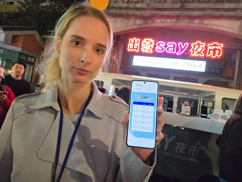 ▲強大翻譯功能還有PDF自動翻譯,能把手機內的檔案直接一鍵翻譯,相當方便。(圖/記者周淑萍攝)