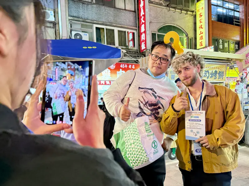 ▲使用三星Galaxy手機拍照後,透過「快速分享」生成QR碼,對方掃描後即可下載。(圖/記者周淑萍攝)