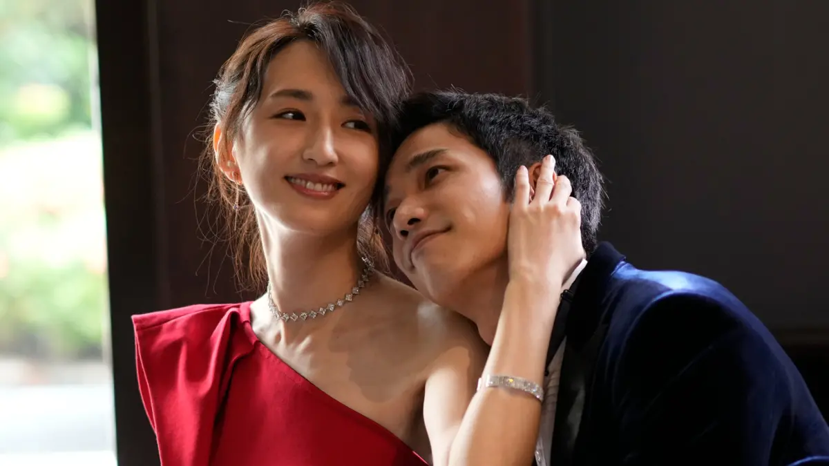 ▲夫妻合併報稅有比較省嗎？一名人夫抱怨，「一起報比分開報貴了好多錢」，嘆結婚卻被懲罰。圖為台劇《童話故事下集》劇照。（圖／Netflix提供）