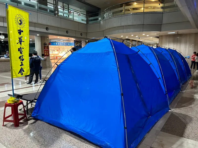 ▲與公司協商破裂，中華電信工會發起無限期夜宿抗爭。（圖／中華電信工會）