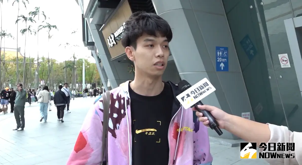 ▲周杰倫超狂鐵粉黃先生透露，自己這次4場全勤，先前飛到廈門聽周杰倫演唱會，也遇到對方，周杰倫甚至在他的機票上簽名。（圖／記者朱永強攝）