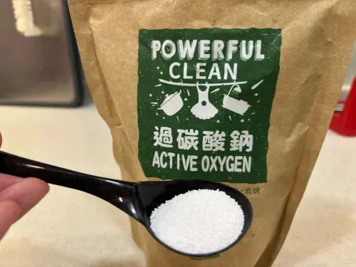 ▲過碳酸鈉可去除保鮮盒膠條霉斑,也能讓發黃白色衣服恢復如初。(圖/記者徐銘穗攝) ▲過碳酸鈉可去除保鮮盒膠條霉斑,也能讓發黃白色衣服恢復如初。(圖/記者徐銘穗攝)