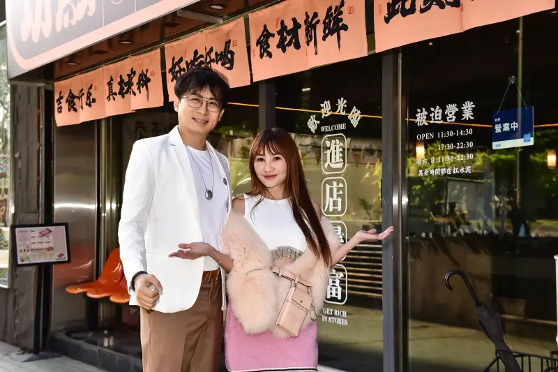 ▲擁有10億身家的財富女神王宥忻（右）近期復合前夫翁總（左），透露2人分開後才發現彼此的好，日前男方還送上房產當作生日禮物，目前2人在全球擁有30間房。（圖／功殿火鍋提供）