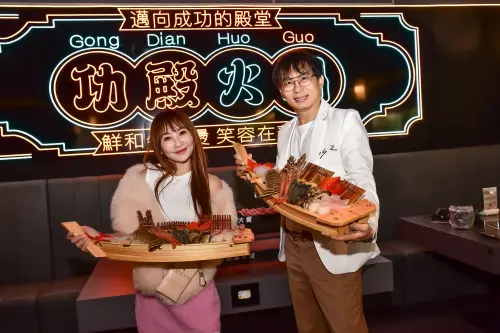 王宥忻珍惜當下的幸福 持續和翁總一起做愛的練習。(圖/功殿火鍋提供) ▲王宥忻珍惜當下的幸福 持續和翁總一起做愛的練習。(圖/功殿火鍋提供)