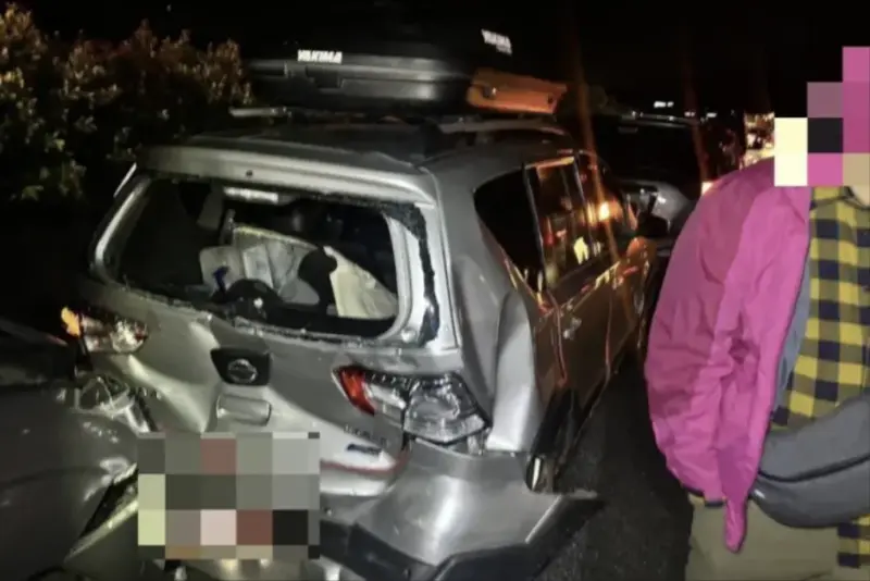 ▲4日凌晨3時許，陳梅慧與謝姓男友從台中北返時遇車連環撞，座車遭前後兩車夾殺、嚴重變形。（圖／翻攝畫面）