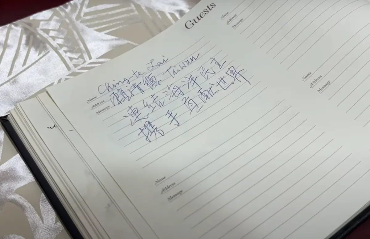 ▲賴清德出訪，登機離開馬紹爾前，在機場寫下「連結海洋民主、攜手貢獻世界」，但有兩字疑似是簡體。（圖／翻攝畫面）