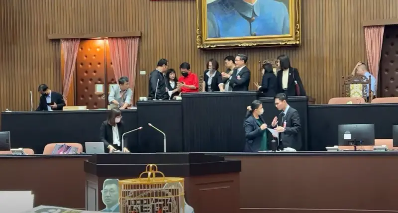 ▲主席台上麥克風被拆光,議事人員在散會後,立即檢查受損狀況。(翻攝野電視94強YT)
