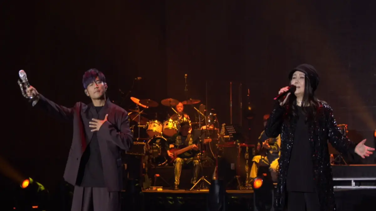 ▲歌后江蕙在台上虧天王周杰倫（見圖），爆料他從12月1日就不斷獻殷勤，問江蕙的行程以及座位，讓她忍不住懷疑是不是又要被整了。（圖／杰威爾提供）