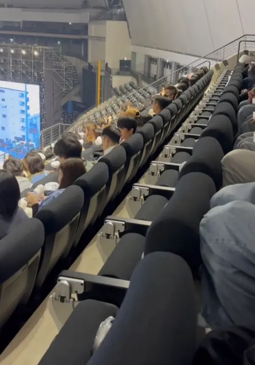 ▲周杰倫演唱會場內出現1整排空位從頭到尾都沒人坐，粉絲推測應該是黃牛搶票最終賣不出去的結果，或是漏水區域無法出售。（圖／Threads）