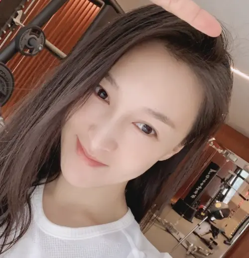 ▲女星樂珈彤過去曾因演出瓊瑤作品《情深深雨濛濛》而紅，如今她接獲瓊瑤離世消息後表示「尊重阿姨、努力禱告」。（圖／取自樂珈彤微博）