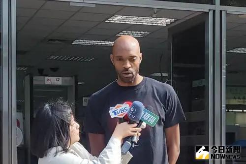 ▲昨（6）日41歲的戴維斯高等法院刑事庭出庭，接受媒體訪問時，他表示自己還想打籃球、也需要打籃球，盼能得到重回球場的機會。（圖／記者黃建霖攝）