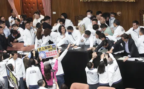 藍綠立委在院會為《選罷法》爆發肢體衝突。(圖/NOWnews攝影中心) ▲藍綠立委在院會為《選罷法》爆發肢體衝突。(圖/NOWnews攝影中心)