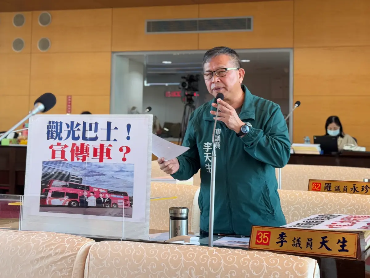 ▲議員李天生指出，有台中市雙層觀光巴士，車輛上有盧市長的大幅相片，淪為宣傳車(圖／柳榮俊攝2024.12.6)