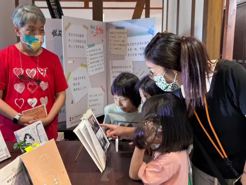 種子講師們擔任一日導覽員 傳遞寫自傳書的價值與意義。(圖/嘉義市政府衛生局提供) ▲種子講師們擔任一日導覽員 傳遞寫自傳書的價值與意義。(圖/嘉義市政府衛生局提供)