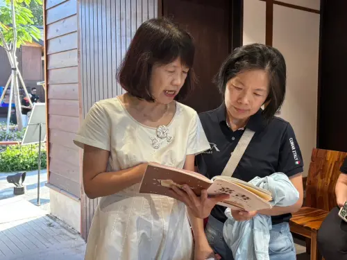 種子講師們擔任一日導覽員 引導現場參觀民眾走進每位作者生命故事。(圖/嘉義市政府衛生局提供) ▲種子講師們擔任一日導覽員 引導現場參觀民眾走進每位作者生命故事。(圖/嘉義市政府衛生局提供)